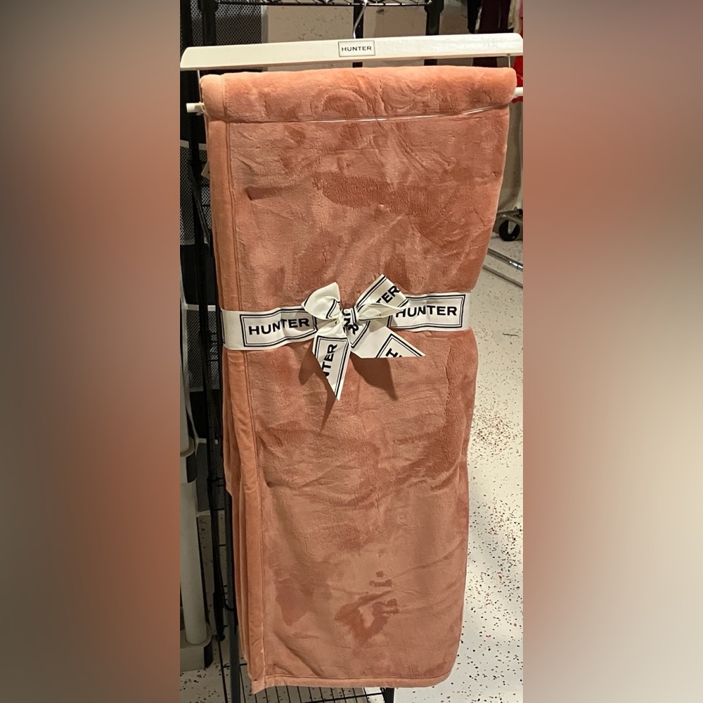 NWT Hunter Coral/peach Plush Blanket